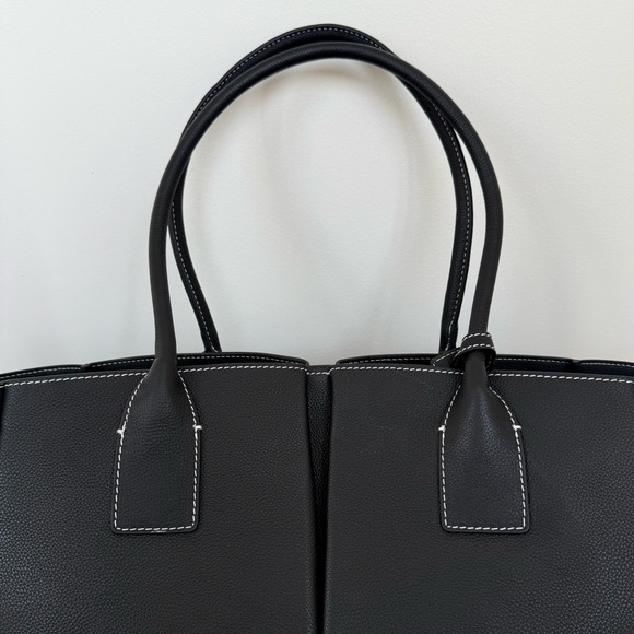 Le Tanneur Brand New Large Elena Bag. Elegant Tote Bag in Grained Leather - Picture 14 of 16